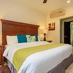 El Faro Oceanfront Apartments